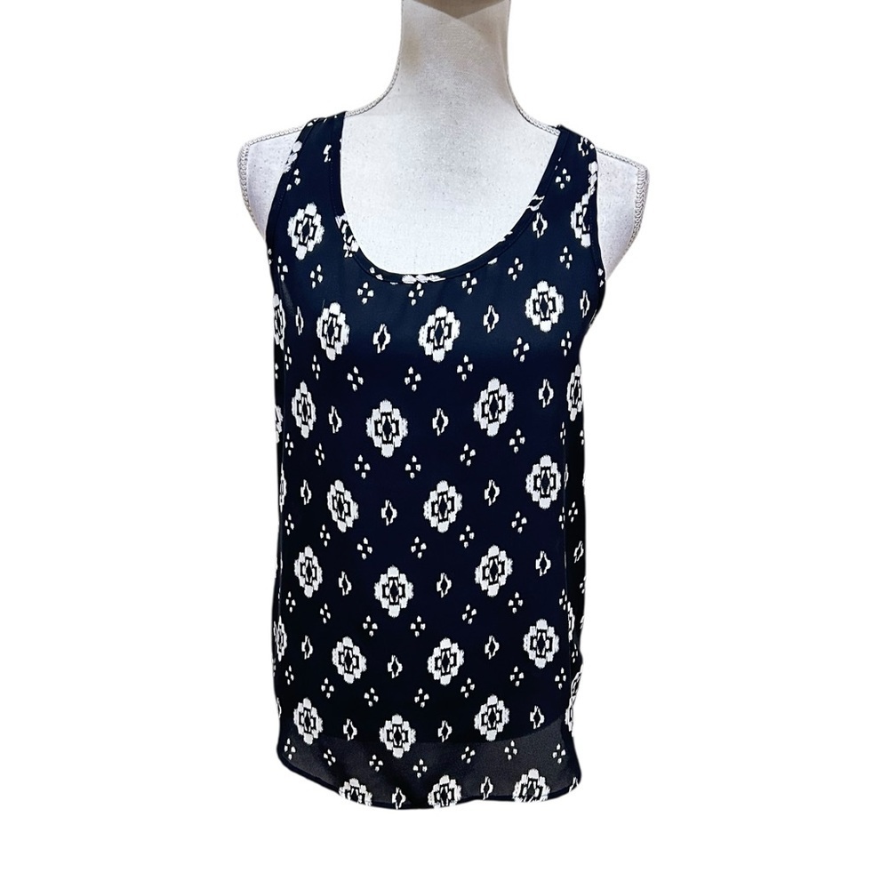 Olive & Oak black & white print sleeveless razer back blouse size small